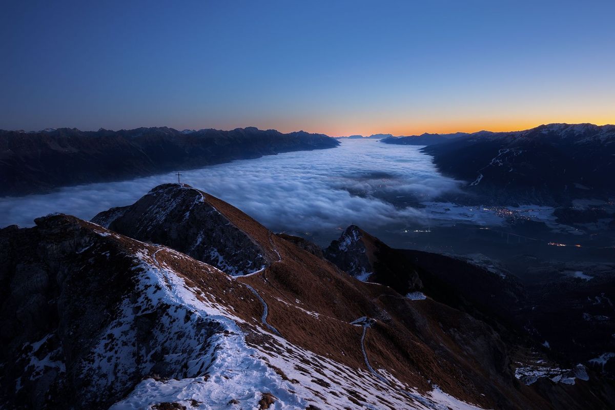 Der Blick ins nebelverhangene Unterland zur blauen Stunde