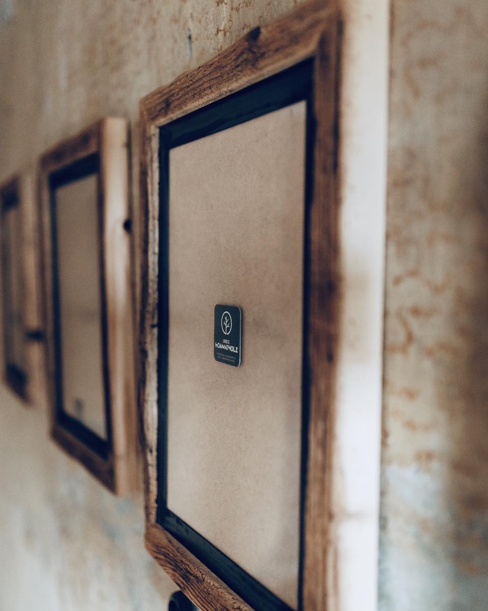 Rückseite eines Rahmens – Logo Urig's HOAMATholZ