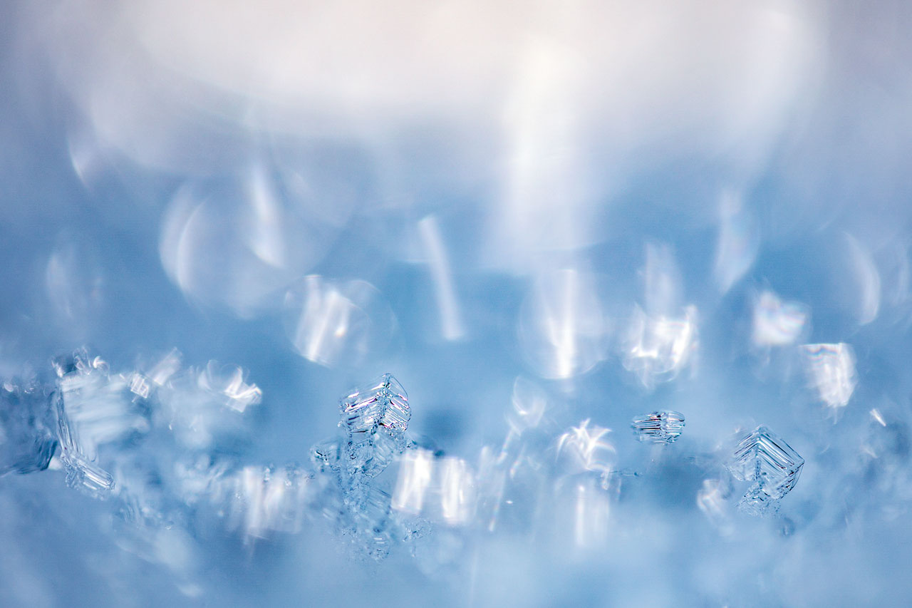 Eiskristalle funkeln im Sonnenlicht