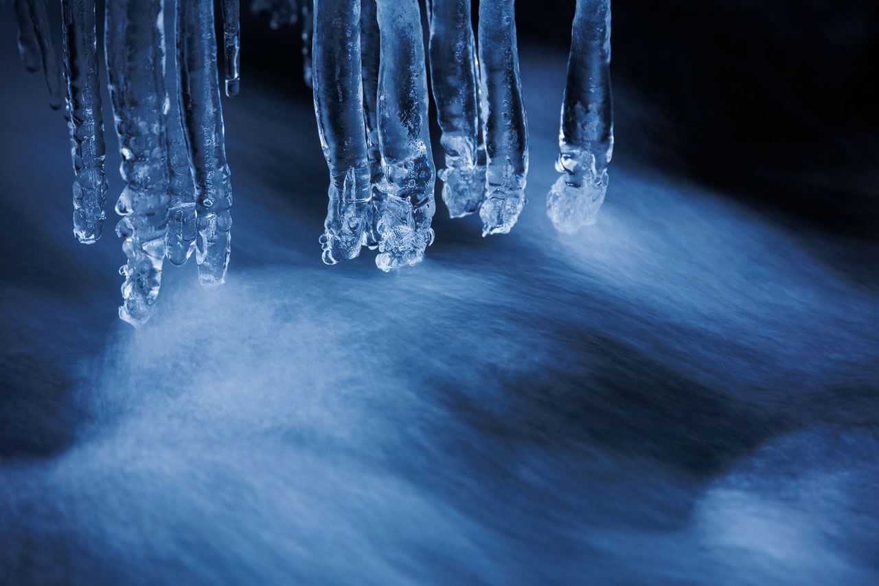 Eiszapfen am Bachufer