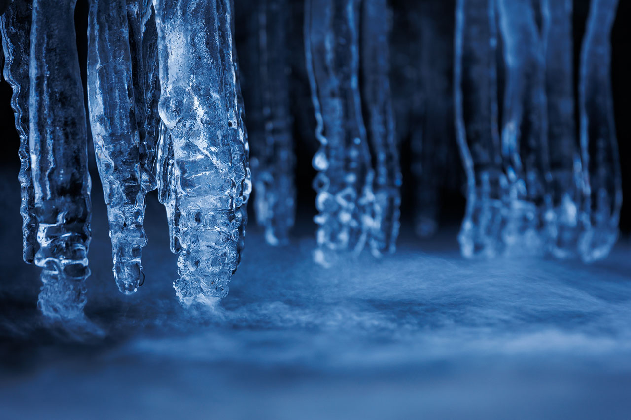 Eiszapfen am Bachufer